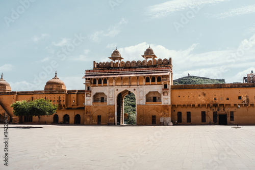 Fort Amber die Schlossanlage und militärische Festung in Amber mit Blick auf das Sonnentor und den dahinterliegenden Bergkamm Aravalli-Gebirges und die Stadtmauer photo