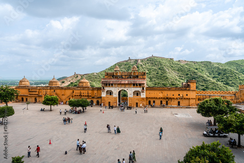 Fort Amber die Schlossanlage und militärische Festung in Amber mit Blick auf das Sonnentor und den dahinterliegenden Bergkamm Aravalli-Gebirges und die Stadtmauer photo