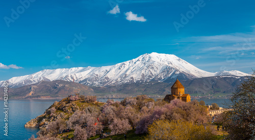Obraz na płótnie Akdamar Island in Van Lake. The Armenian Cathedral Church of the Holy Cross - Akdamar, Turkey w salonie