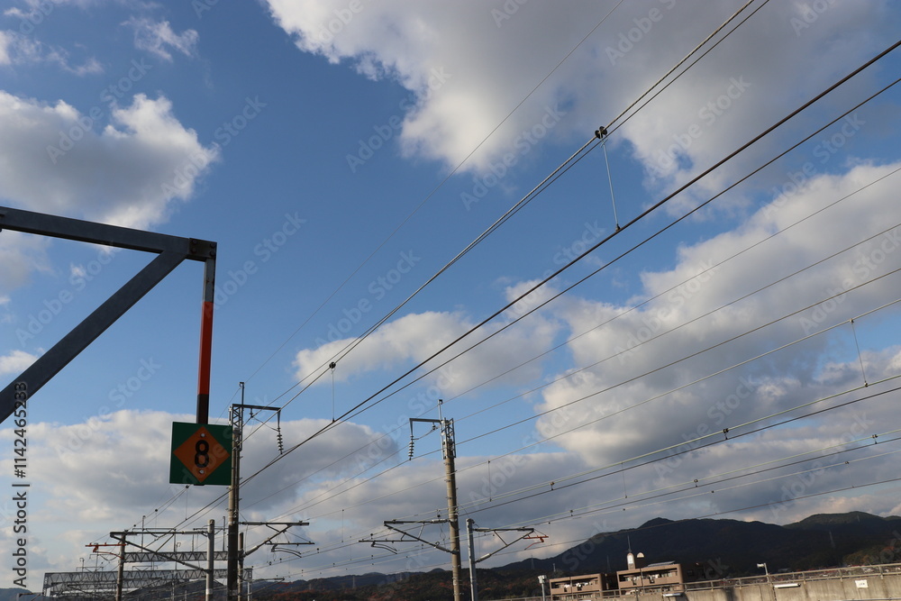 山口県厚狭駅のホームにある数字の8の標識 山口県厚狭駅のホームにある数字の8の標識