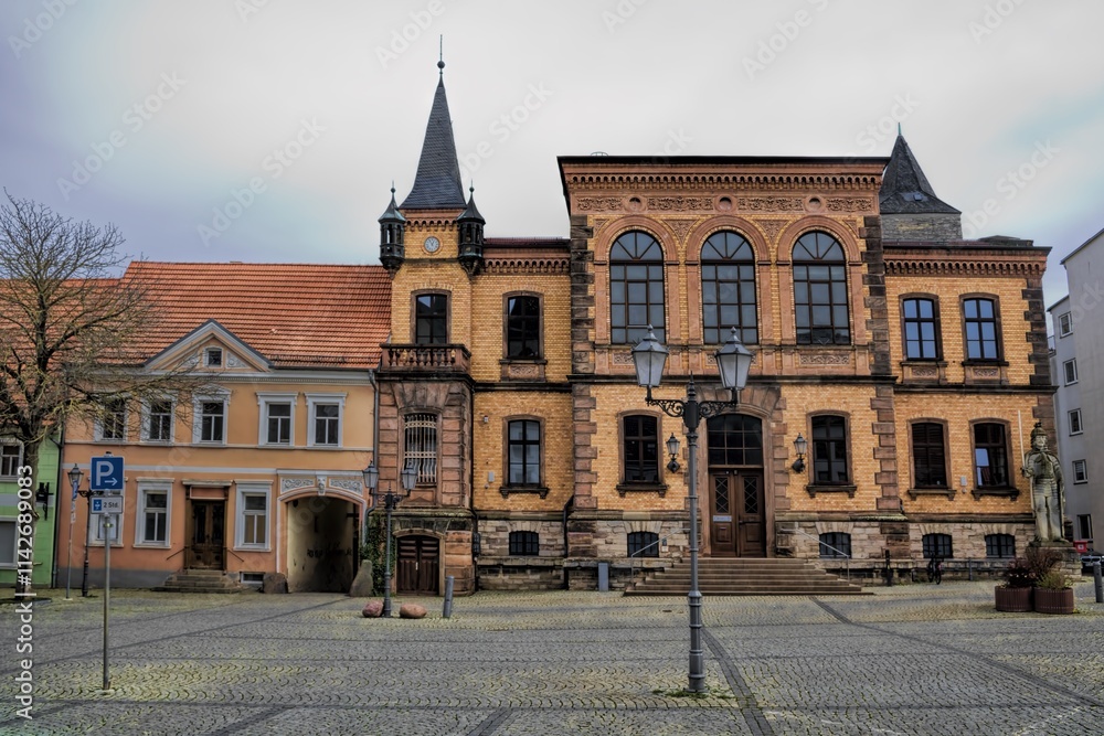 Obraz premium calbe saale, deutschland - marktplatz mit rathaus und rolandstatue