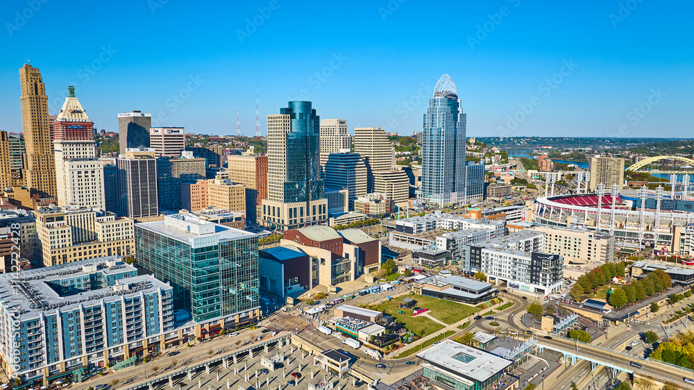 Naklejka premium Aerial of Downtown Cincinnati Skyline and Ohio River