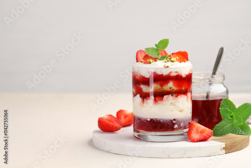 Bilde på lerret Tasty trifle dessert