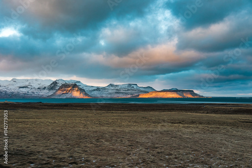 Obraz na płótnie Kirkjufell mountain in a stormy winter day w salonie