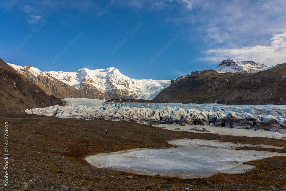Svinafellsjokull glacier in a sunny day