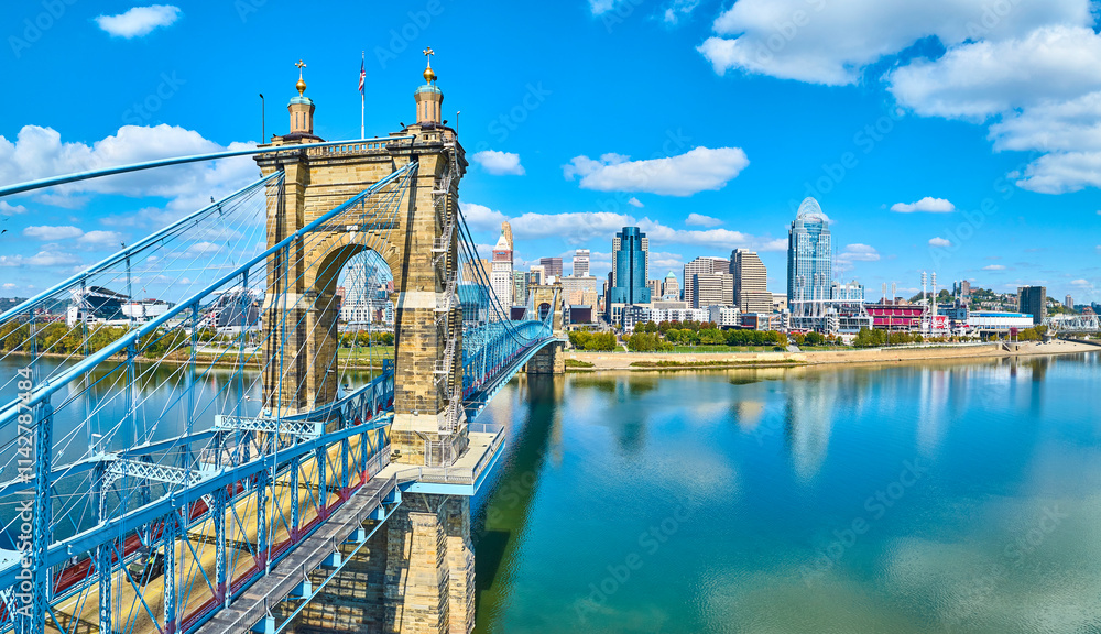 Obraz premium Aerial of John A. Roebling Bridge and Cincinnati Skyline