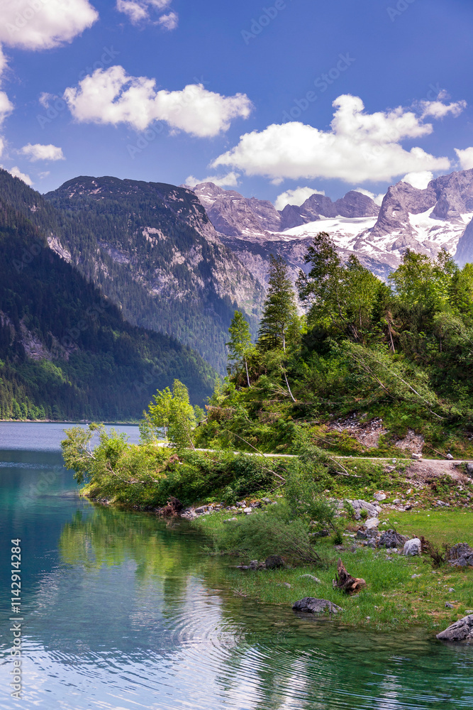Φωτογραφία Beautiful nature on the shores of the Vorderer Gosausee lake near Gosau, Austria