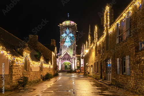 Le cœur de Locronan brille sous ses illuminations de Noël. Ses maisons de pierre et son église gothique sont magnifiées par une lumière douce et chaleureuse.