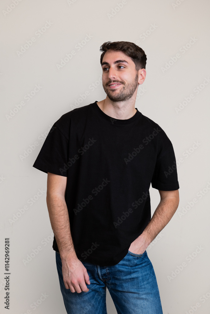 ragazzo che guarda a sinistra ragazzo che guarda a sinistra