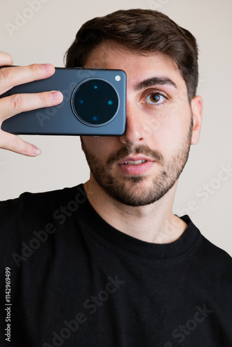 ragazzo con telefono in mano photo