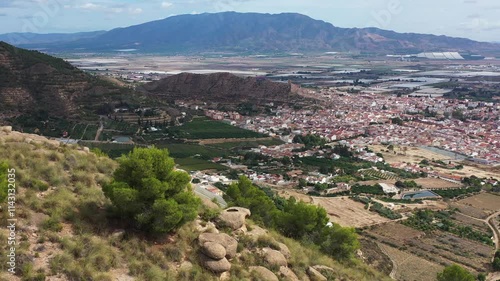 Vista panorâmica da cidade de Alhama de Murcia, uma pitoresca localidade situada no sul da Espanha, conhecida por suas belas paisagens naturais e rica história. photo