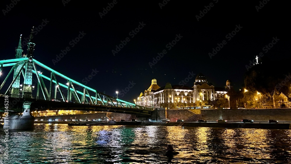 Obraz premium liberty bridge and illuminated buildings by the Danube River at night, Budapest