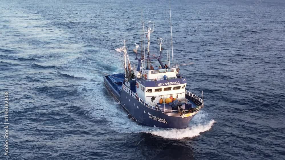 Imagens de um atuneiro navegando nas águas cristalinas ao largo da Ilha do Pico, nos Açores, com a majestosa ilha ao fundo. Imagens de um atuneiro navegando nas águas cristalinas ao largo da Ilha do Pico, nos Açores, com a majestosa ilha ao fundo.