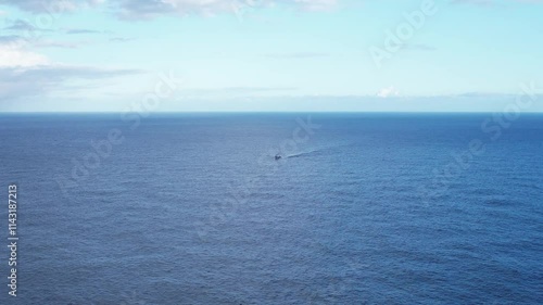 Atuneiro navegando nas águas cristalinas dos Açores na ilha do Pico, pescando atum no coração do Atlântico.