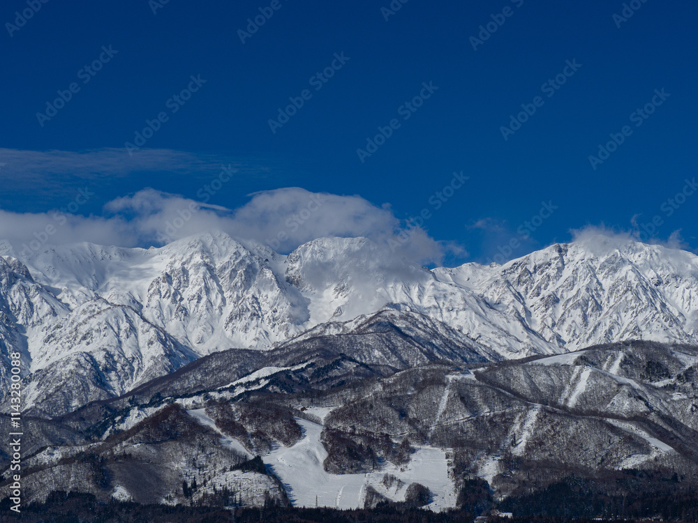 Obraz premium 北アルプスの山並みとスキー場 遠景 長野県白馬村