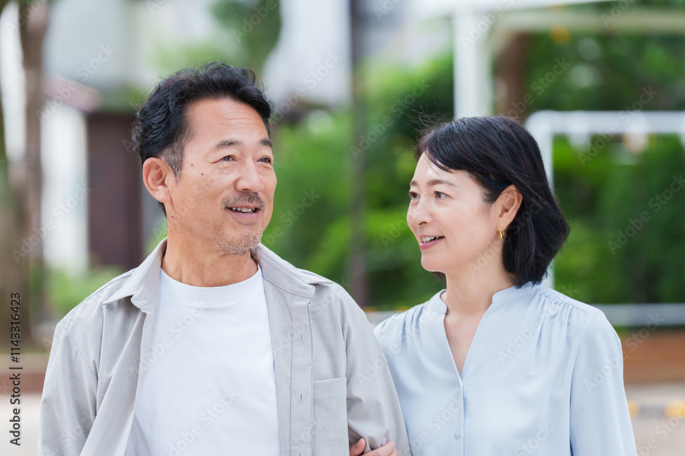 話す笑顔の中年夫婦 話す笑顔の中年夫婦