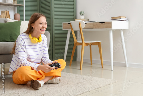 Young woman playing video g...