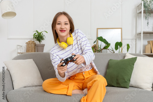 Young woman playing video g...