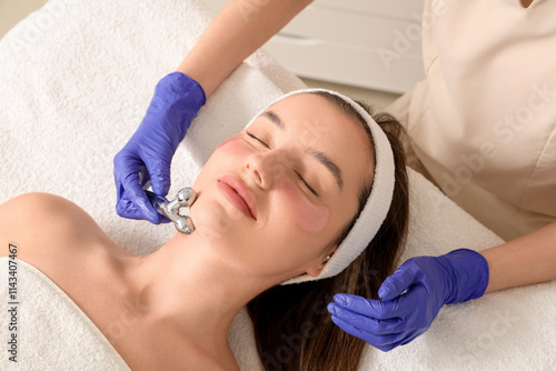 Cosmetologist massaging wom...