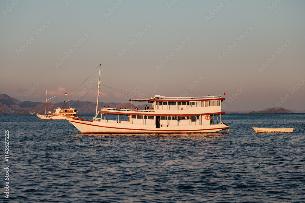 Obraz premium Sunrise and white boat