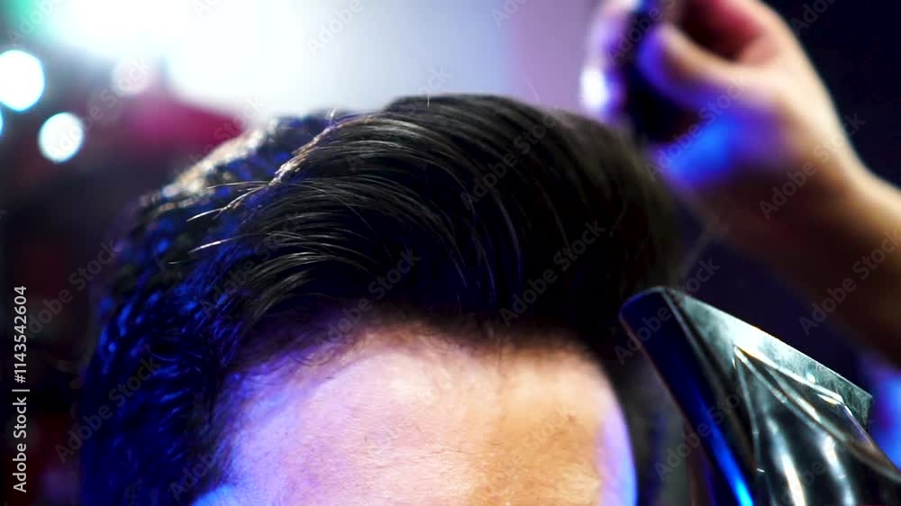 Peinado de cabello de hombre en una barberia 