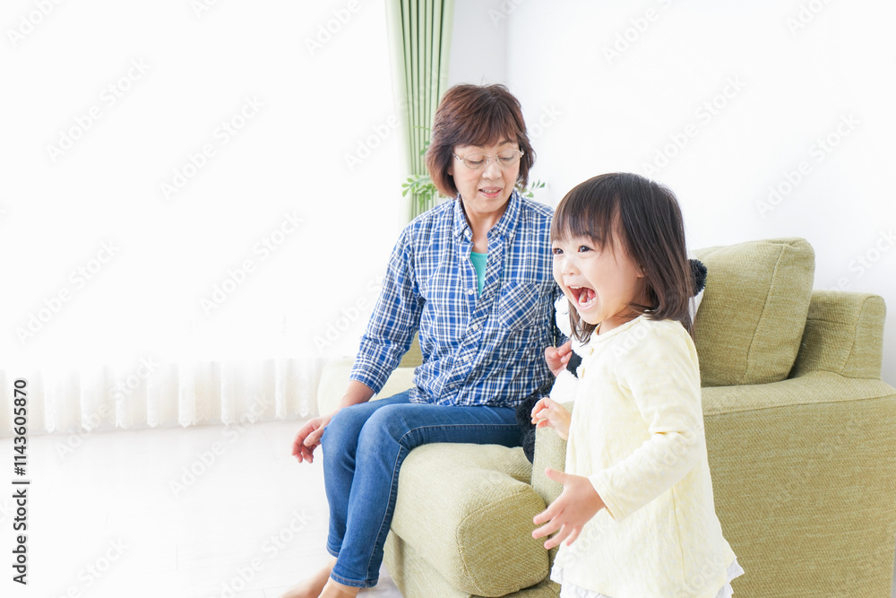 おばあちゃんと遊ぶ子ども おばあちゃんと遊ぶ子ども