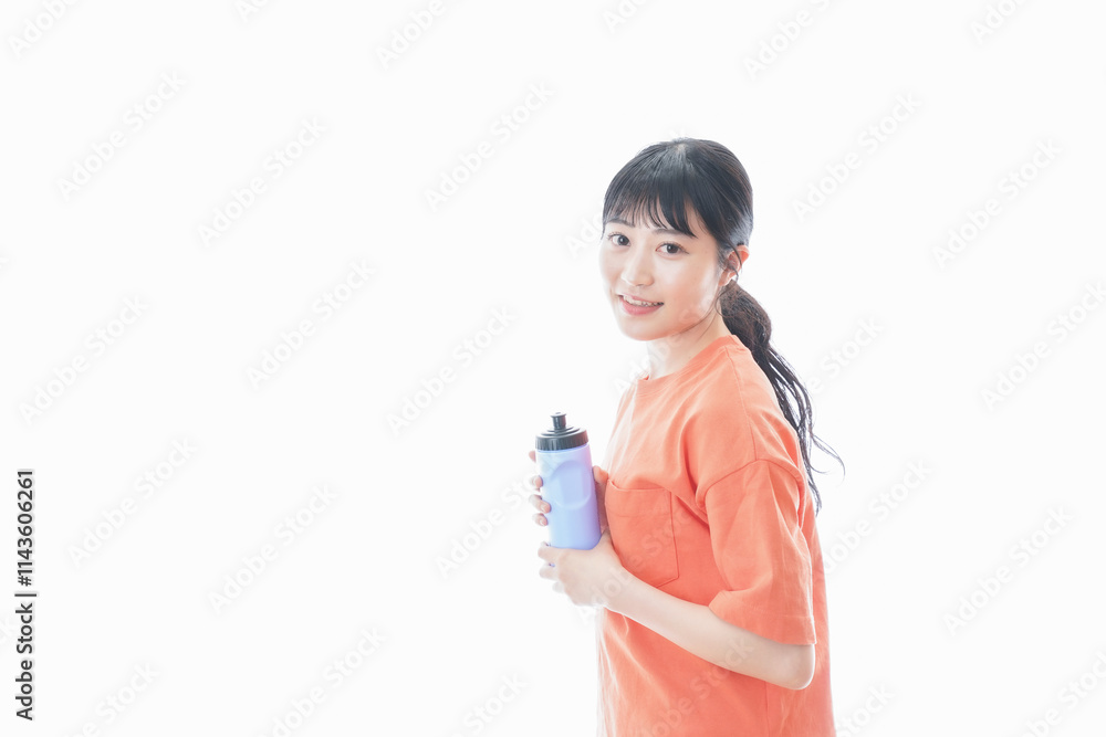 プロテインを飲む若い女性 プロテインを飲む若い女性
