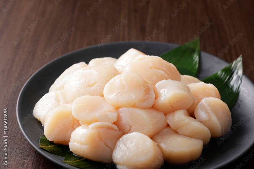 帆立の貝柱 Scallop adductor muscle served on a plate 帆立の貝柱 Scallop adductor muscle served on a plate