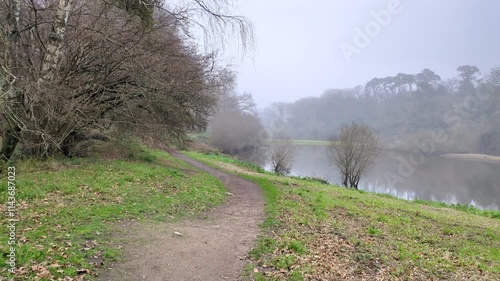 Vue sur le Brivet, canal dans le brouillard 4 (Push in)