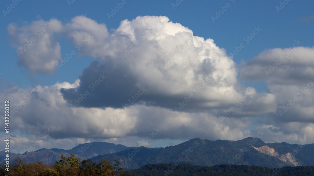 Obraz premium clouds over the mountains