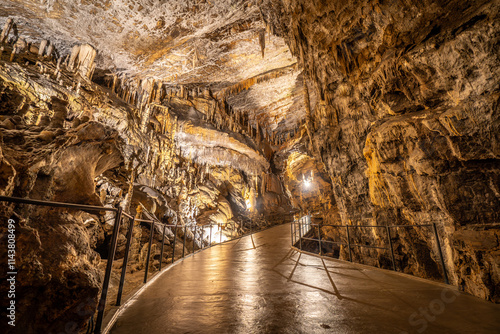 Fotografia Pathway winding through the majestic postojna cave in slovenia