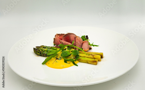 Salat vom gegrillten, grünen Spargel Roastbeef and Bozner Sauce
