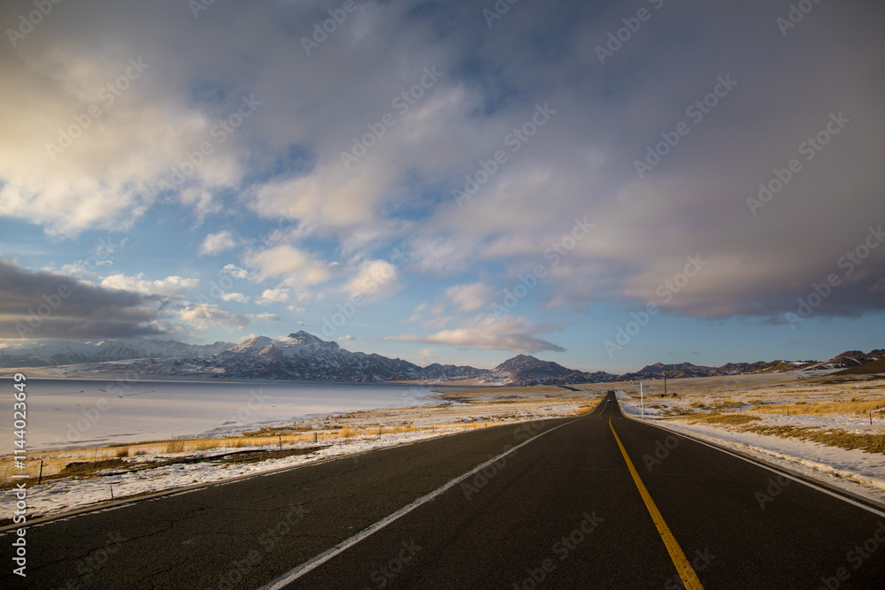 Naklejka premium Sailimu Lake frozen in winter in Xinjiang, China