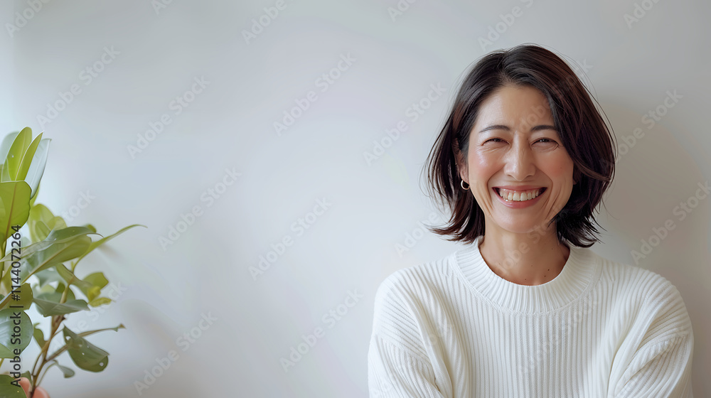 部屋で微笑む中年女性 美容イメージ AI 部屋で微笑む中年女性 美容イメージ AI