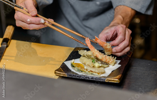 天ぷらを盛り付ける料理人の手元 photo