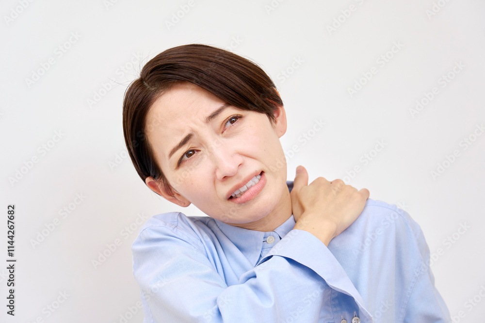 女性　四十肩　白背景