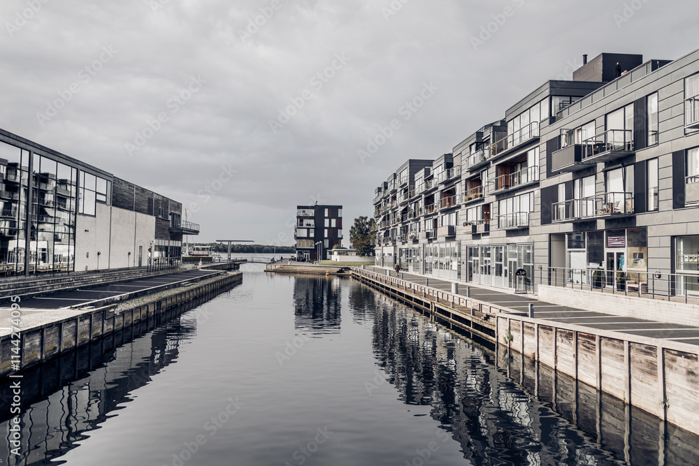 Naklejka premium Moderne Häuser am Wasser