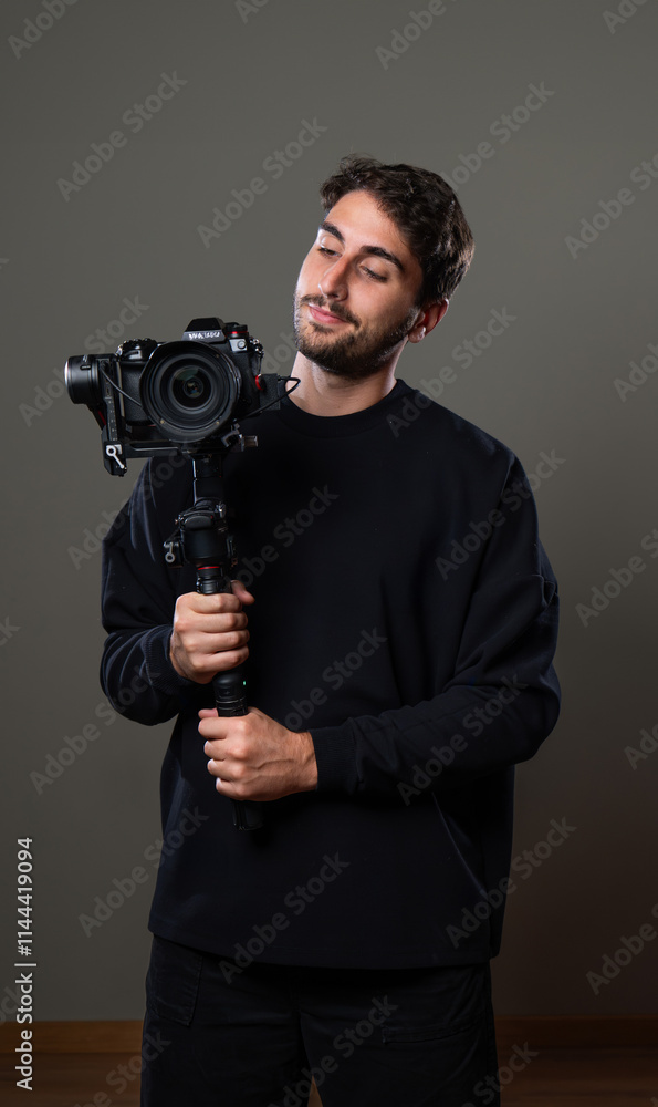 ragazzo videomaker con macchine fotografica e stabilizzatore ragazzo videomaker con macchine fotografica e stabilizzatore