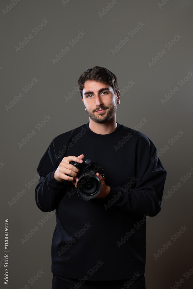 ragazzo fotografo con macchina fotografica in mano ragazzo fotografo con macchina fotografica in mano