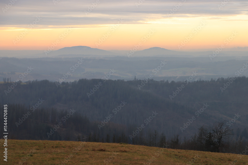 Weiter Horizont im Thüringer Wald; Blick vom Simmersberg nach Südwesten auf die Gleichenberge Weiter Horizont im Thüringer Wald; Blick vom Simmersberg nach Südwesten auf die Gleichenberge
