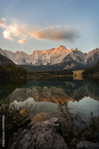 Obraz na płótnie Lago di Fusine in the Dolomites, Italy w salonie