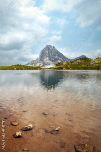 Obraz na płótnie Mountain Lake in the French Pyrenees w salonie