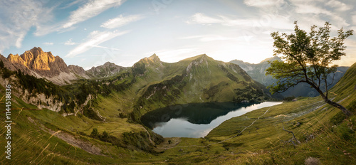 Obraz na płótnie Alpine Lake in Austrian Alps w salonie