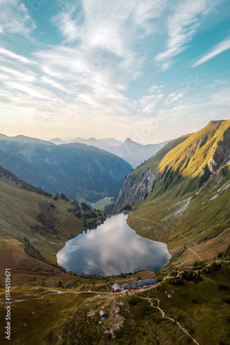 Obraz na płótnie Alpine Lake in Austrian Alps w salonie