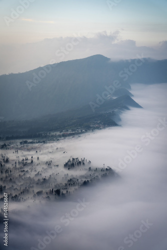 Obraz na płótnie Low Clouds rolling in over mountain ridge w salonie