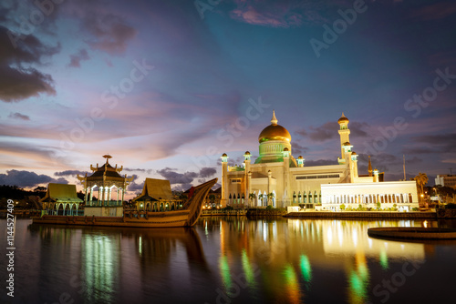 Obraz na płótnie Darussalam Brunei Mosque during Sunset w salonie