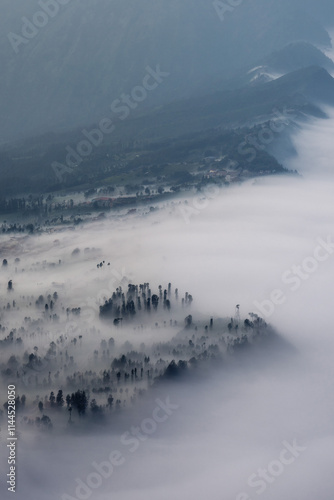 Obraz na płótnie Low Clouds rolling in over mountain ridge w salonie