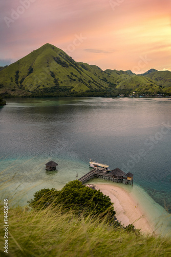 Obraz na płótnie Pink Beach on Padar Island Indonesia w salonie