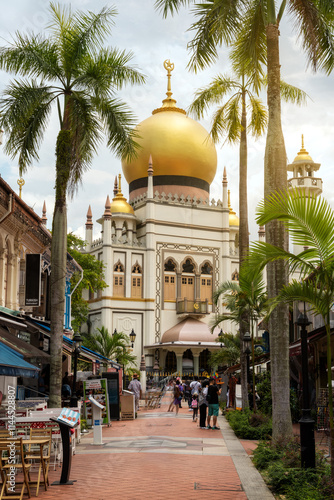 Obraz na płótnie Bussorah Street with Sulta Mosque in Singapore w salonie