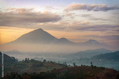 Obraz na płótnie Early morning mist in the Uganda Highlands w salonie